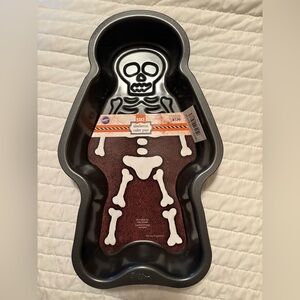 Wilton Skeleton‎ Cake Pan Halloween Nonstick Baking Mold 2105-8487 NWT
